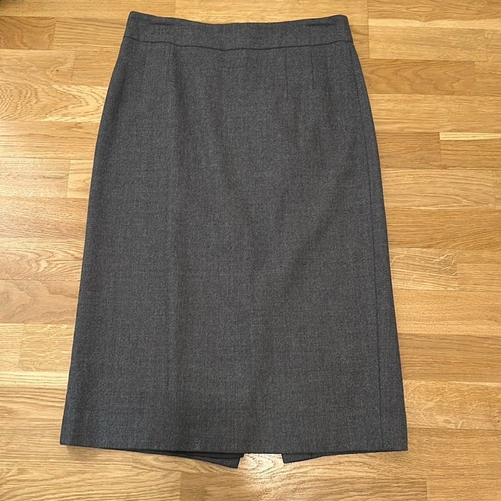Like new Banana Republic Gray Wool stretch pencil skirt in Size 8